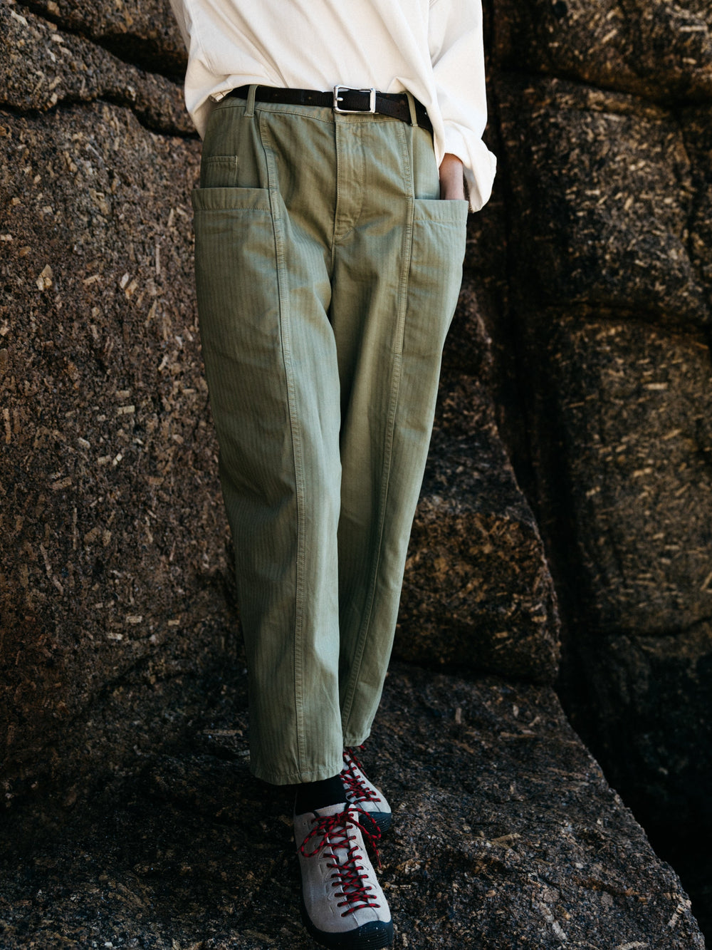 Organic Cotton Barrel Trouser in Bayleaf Green - Croft