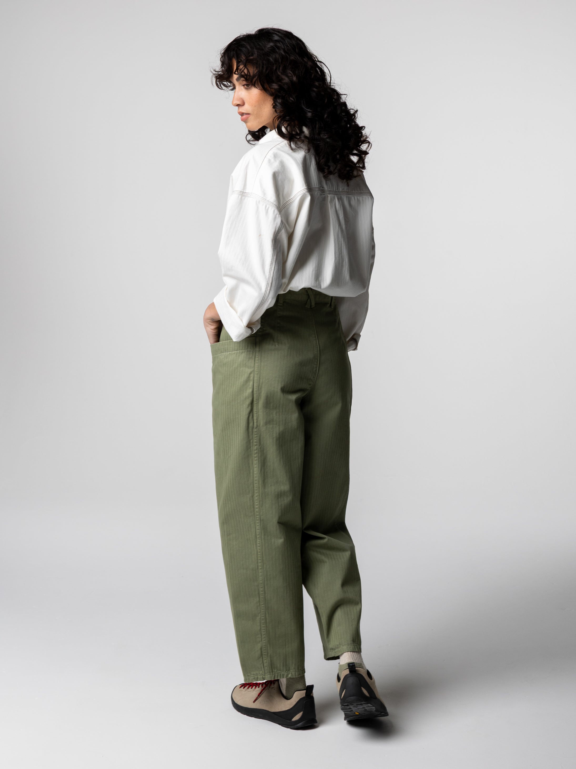 Organic Cotton Barrel Trouser in Bayleaf Green - Croft